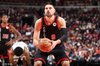 篮球赛场上 篮球赛场上